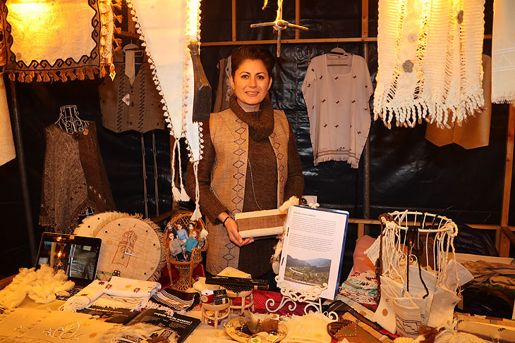 Handgewebtes aus der Türkei auf dem Neuperland Weihnachtsmarkt 2023 an den Adventswochenende 2023 (©Foto: Martin Schmitz)